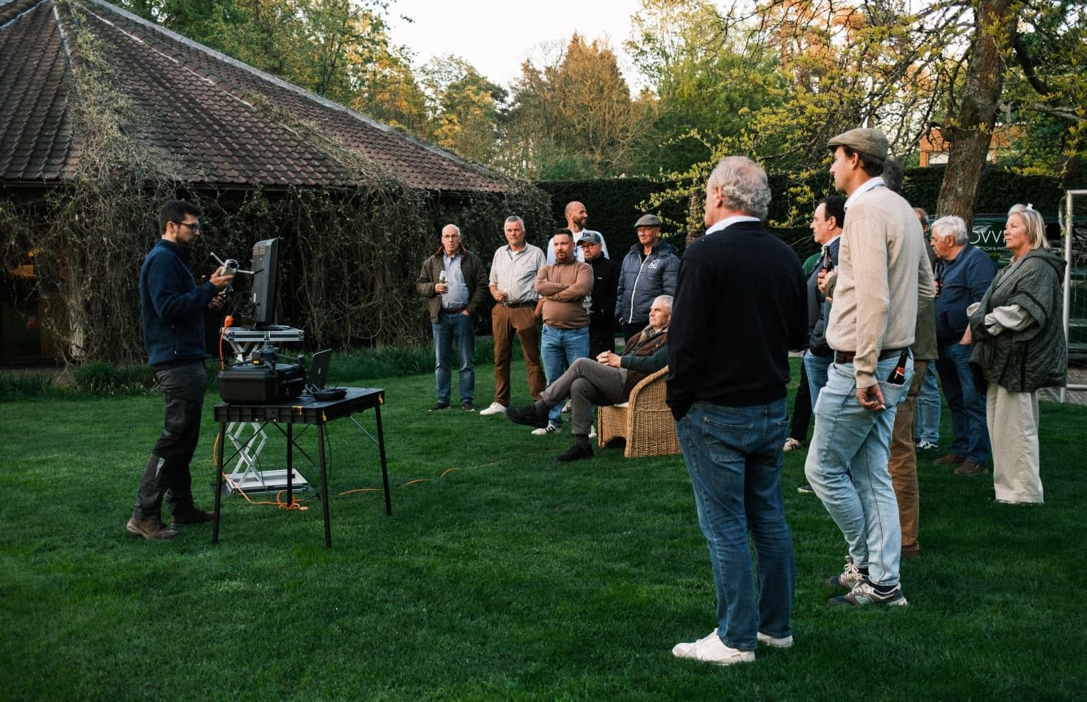 Anton De Vis geeft een drone-demonstratie aan een groep bezoekers
