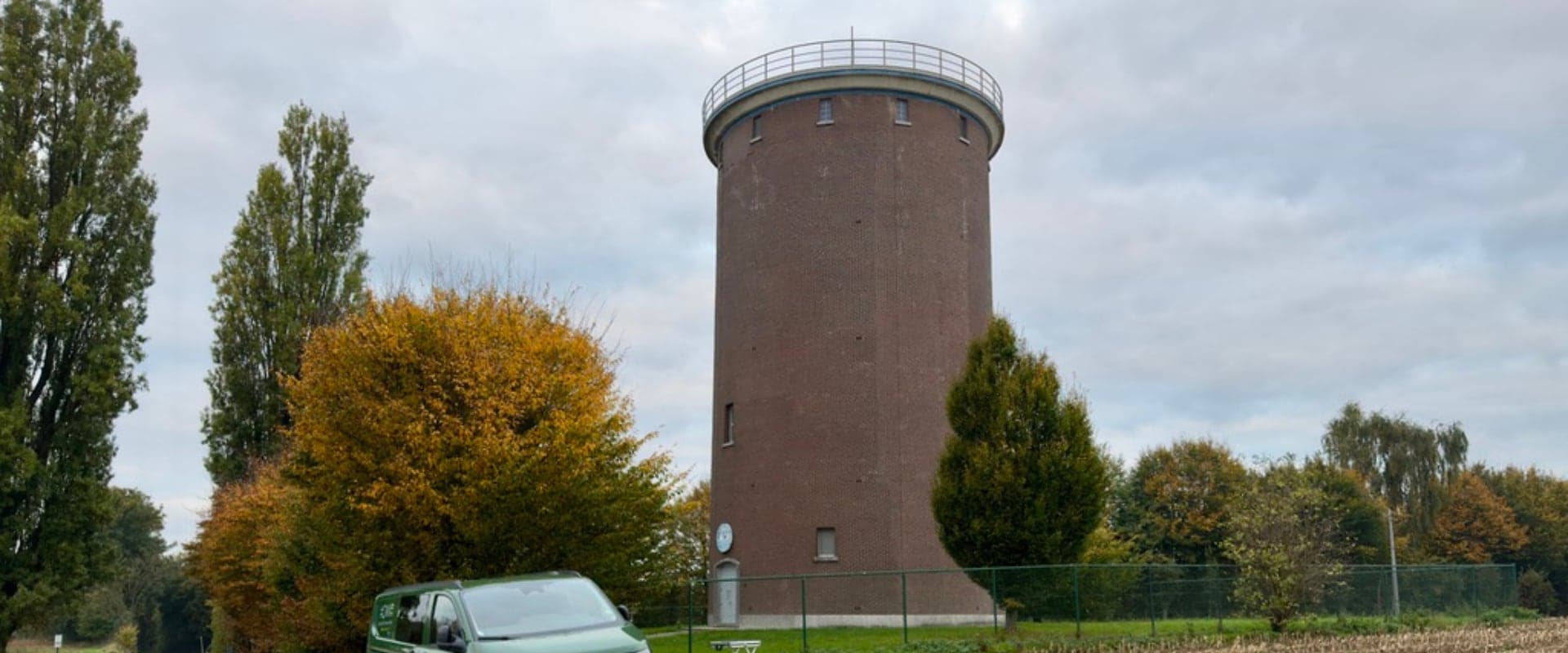 De watertoren in Brussegem, gezien vanaf het maaiveld