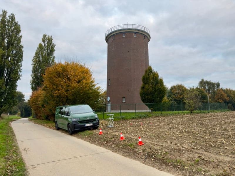 De watertoren in Brussegem met de afgebakende opstijgzone op de weg ervoor