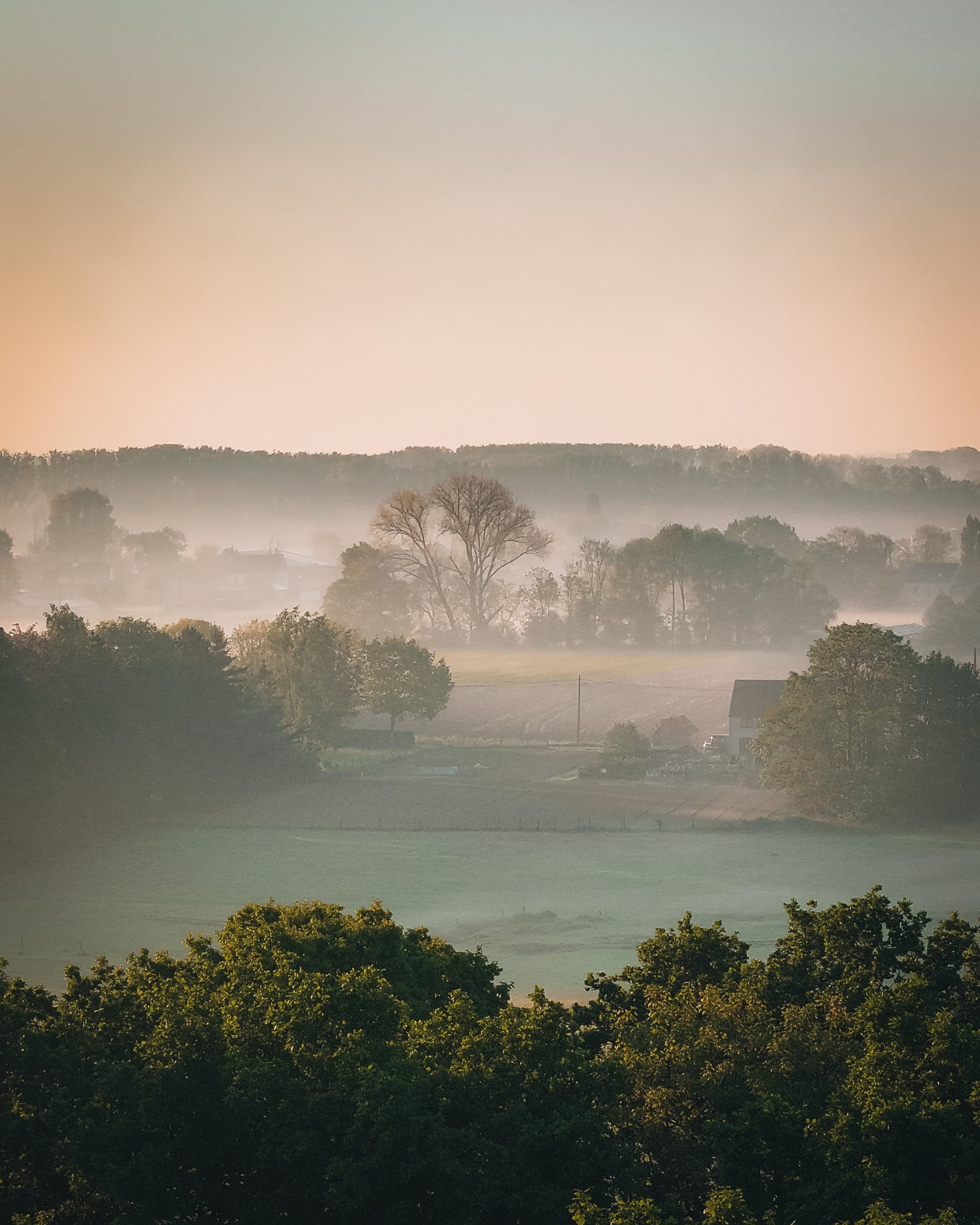 Landschap in de ochtendmist bij Imde, vastgelegd tijdens een vroege vlucht