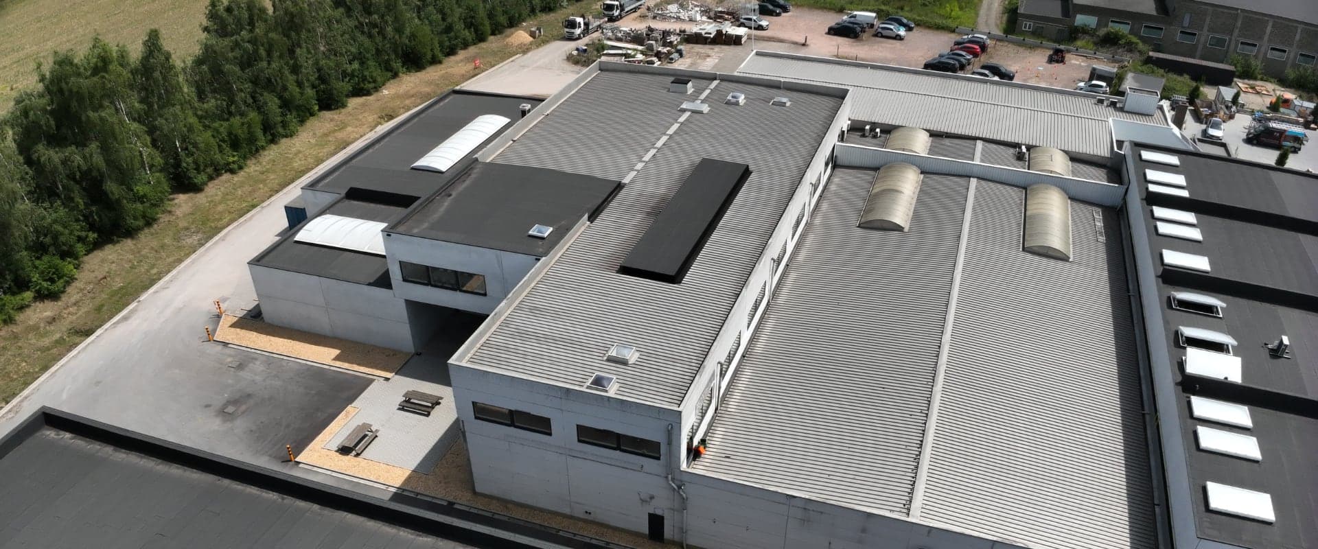 Luchtfoto van de daken van een industrieel magazijncomplex in Ninove