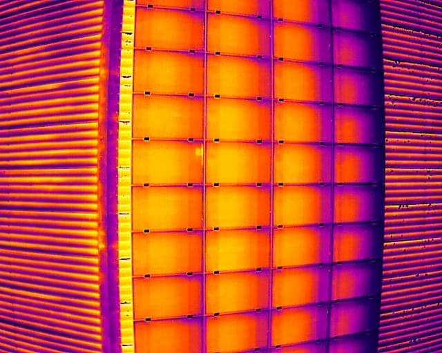 Thermisch beeld van panelen en gevelbekleding, met de warmere zones in geel