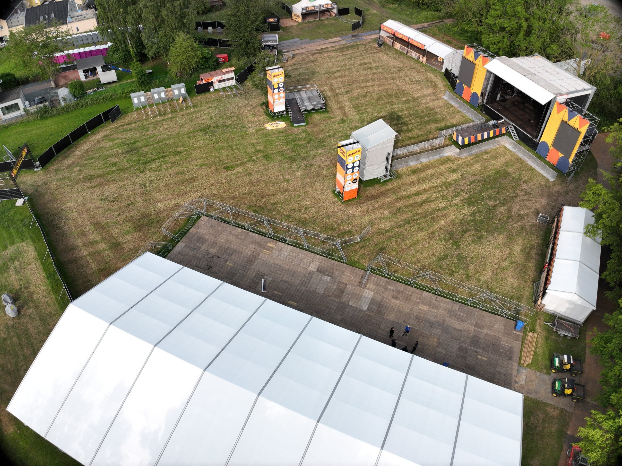 Luchtopname van het festivalterrein in Steenhuffel tijdens de opbouw
