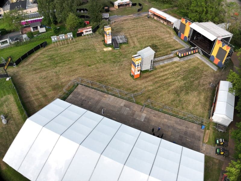 Luchtfoto van het festivalterrein van Slinkse Sinkse met tenten en podium