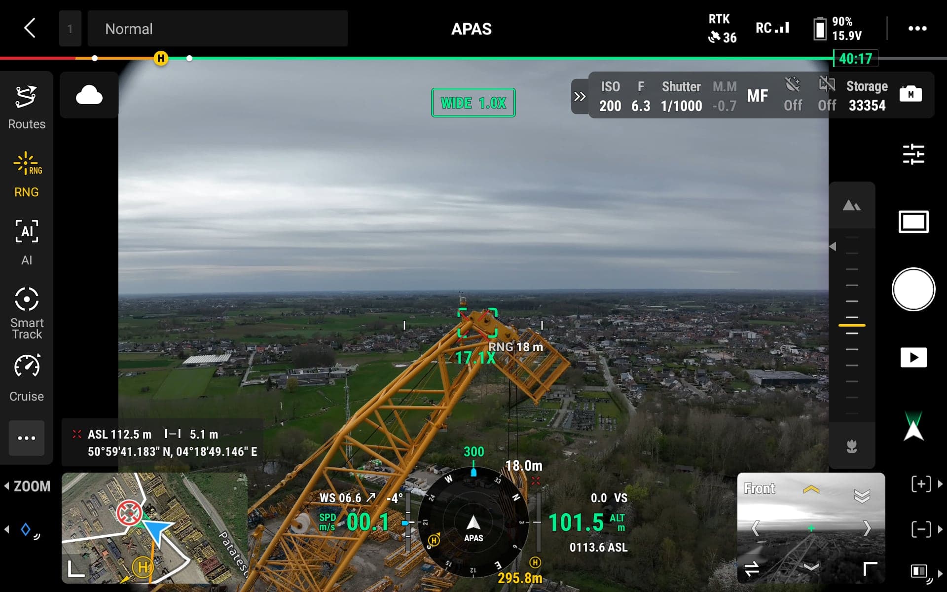 Beeld op de controller tijdens een vlucht langs een kraan