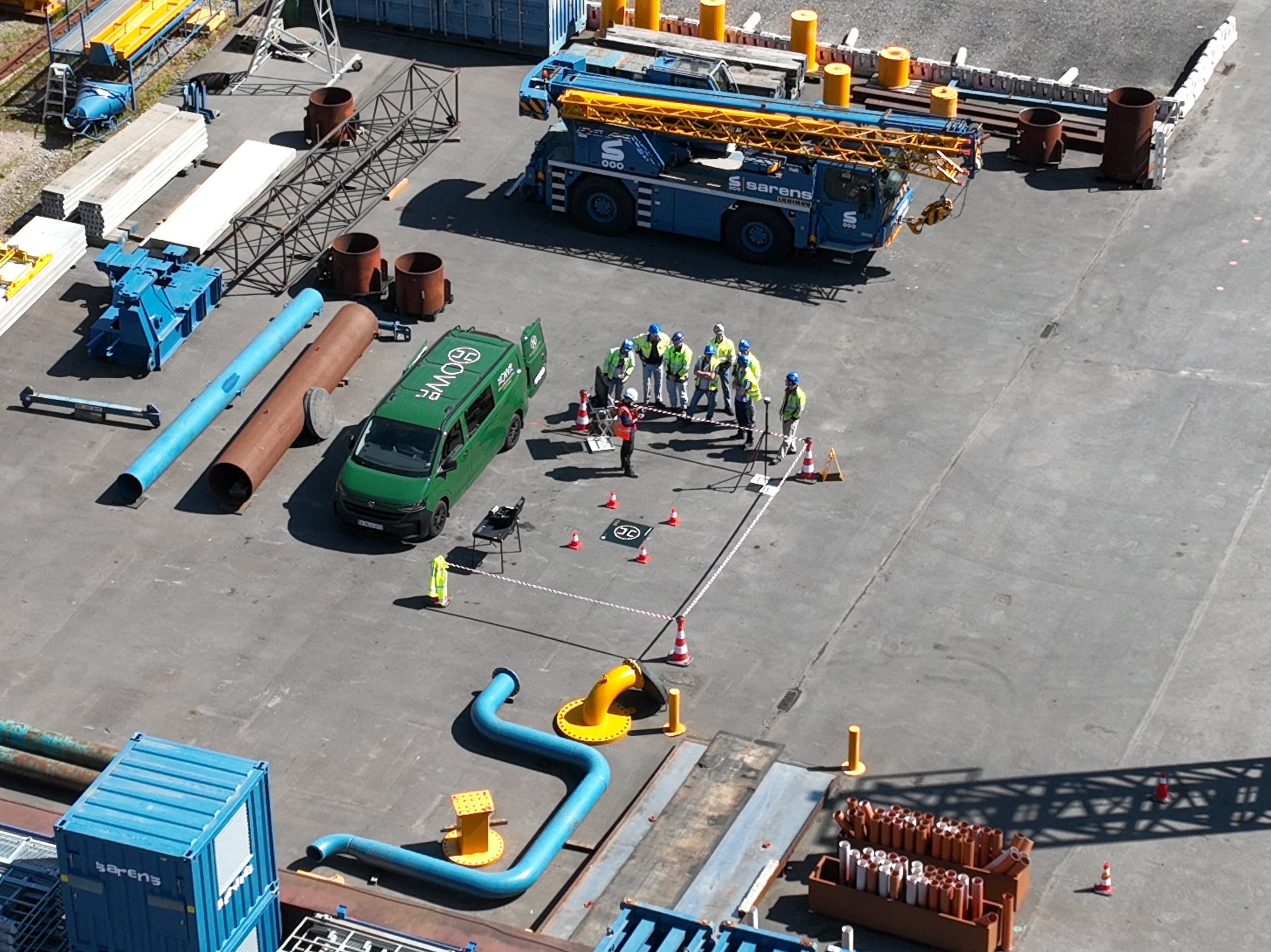 Luchtfoto van de demodag: bezoekers, kranen en materiaal op het terrein