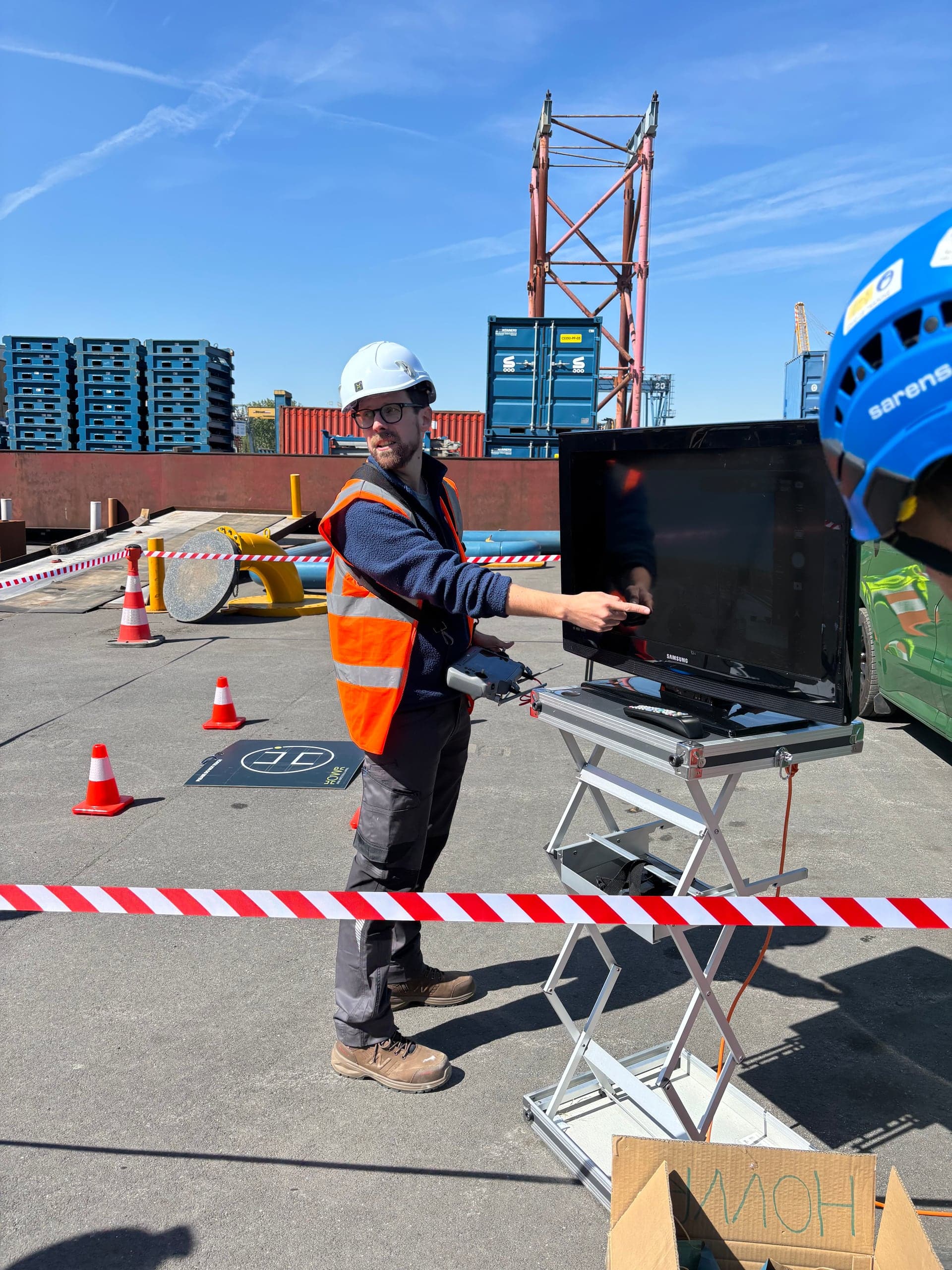 Anton De Vis licht het live dronebeeld toe op een scherm tijdens de demodag