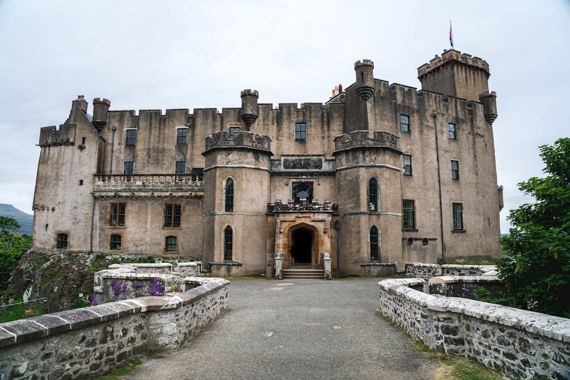 Kasteel met torens en een stenen toegangsweg