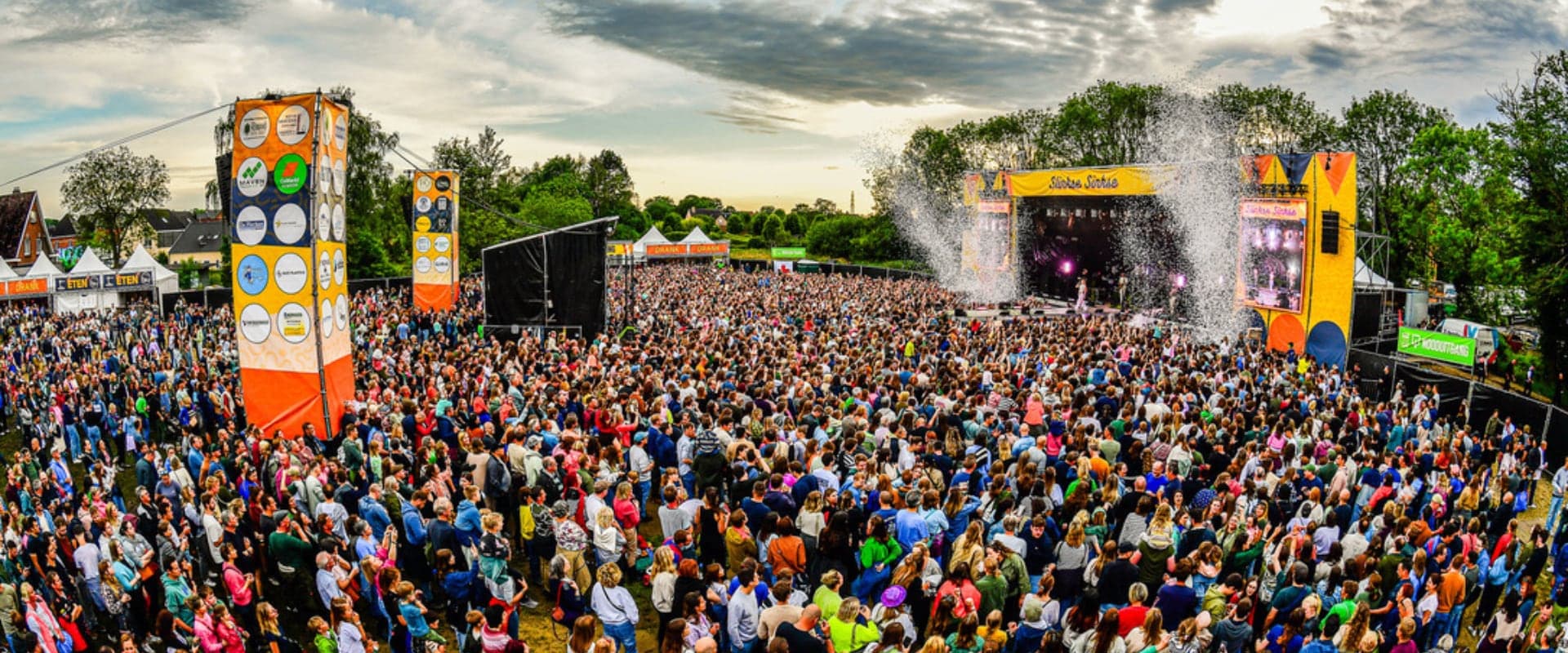 Publiek voor het hoofdpodium van Slinkse Sinkse in Steenhuffel